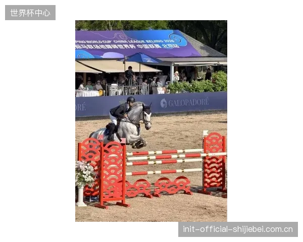 浪琴（Longines）在迪拜赛马世界杯现场测试了其基于OCXO的全新冲线摄影机，专门应对赛道阳光与阴影交错对图像判定的干扰